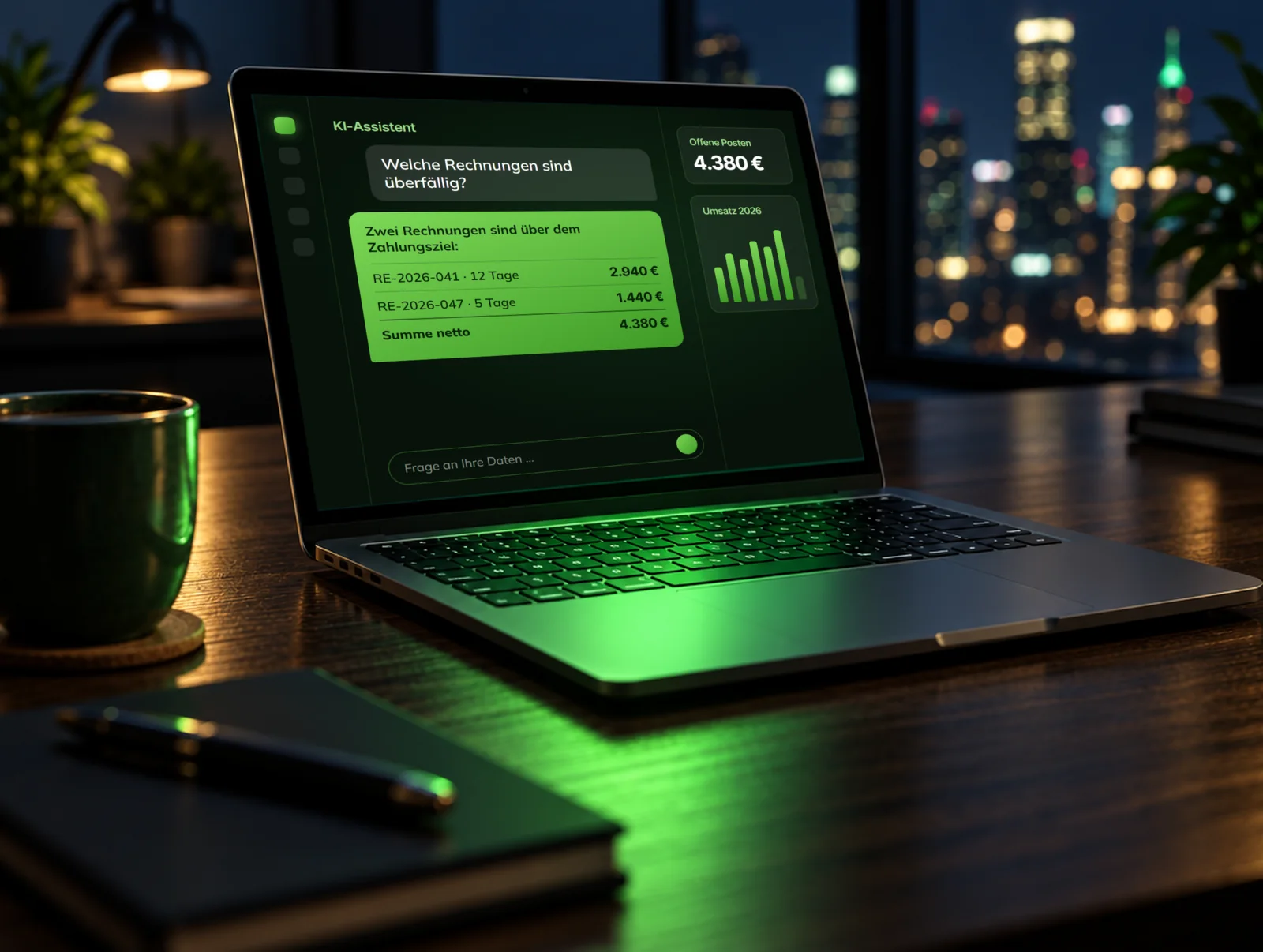 Laptop mit KI-Assistent, der überfällige Rechnungen und den Umsatz anzeigt